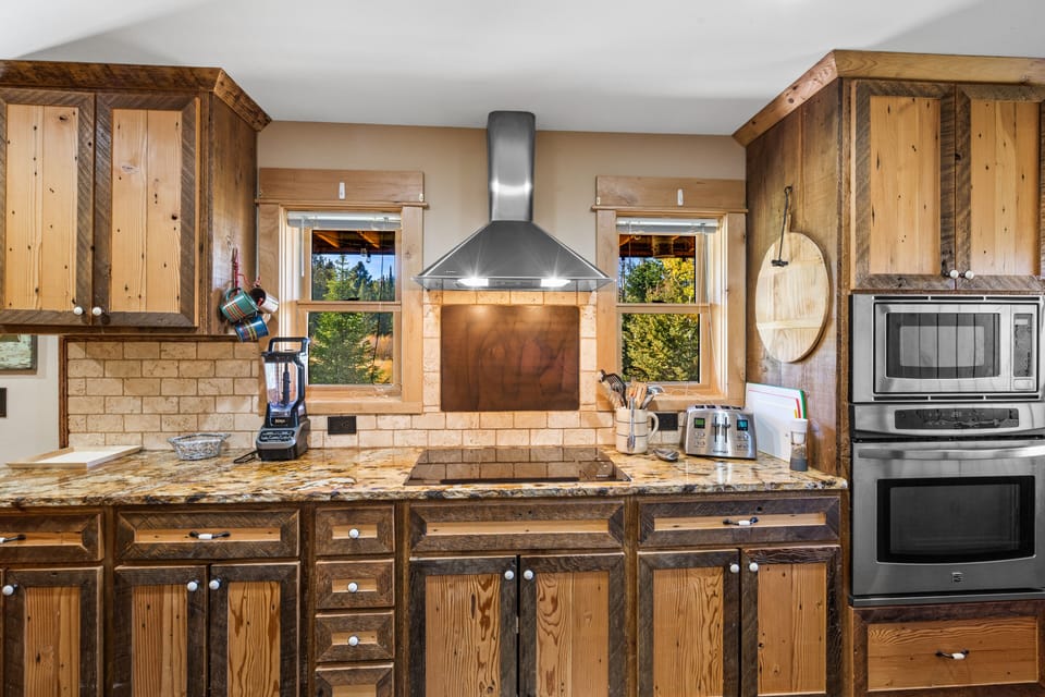 Full-size fridge, microwave, oven, stovetop