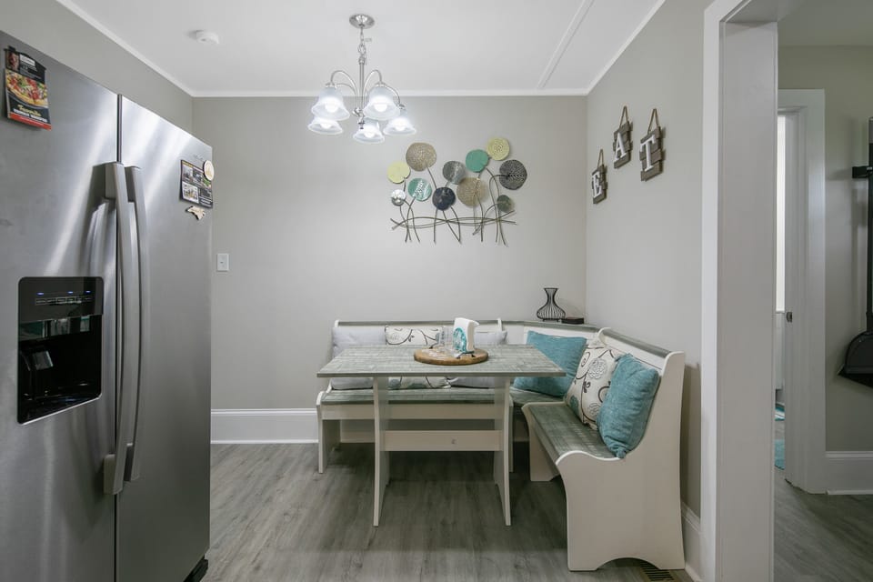 Dining for 5-6. Additional bench w/ extra seating found in front of LR window!