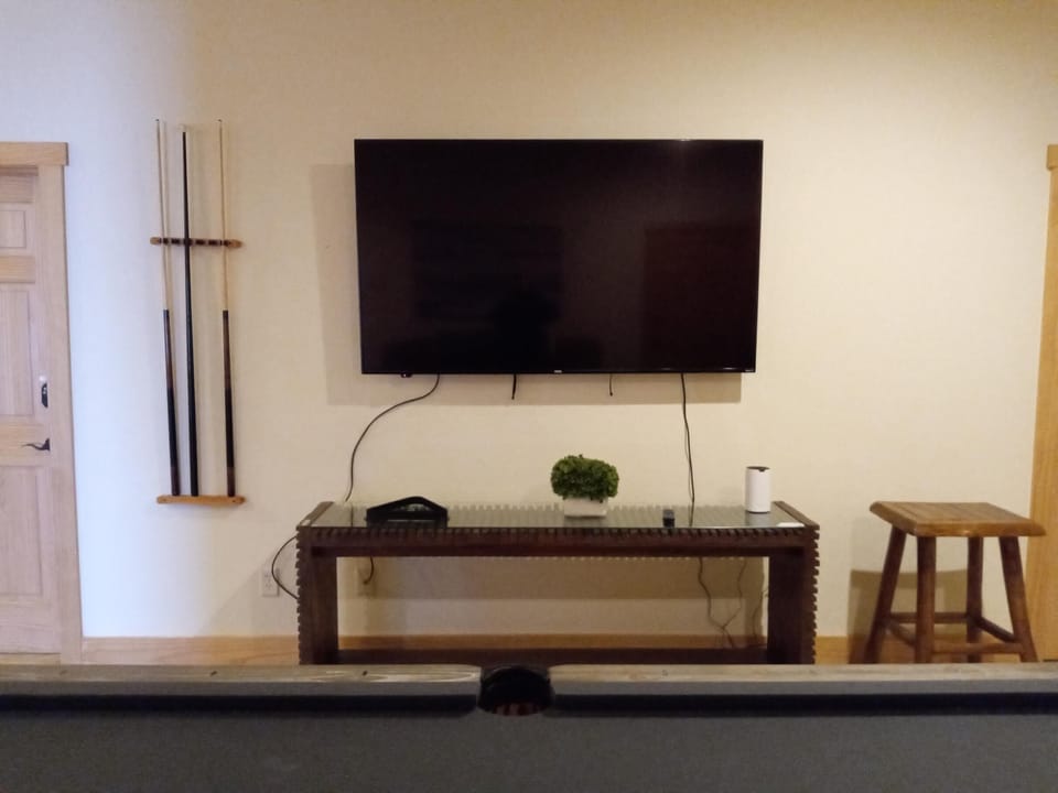 PoolRoomTV