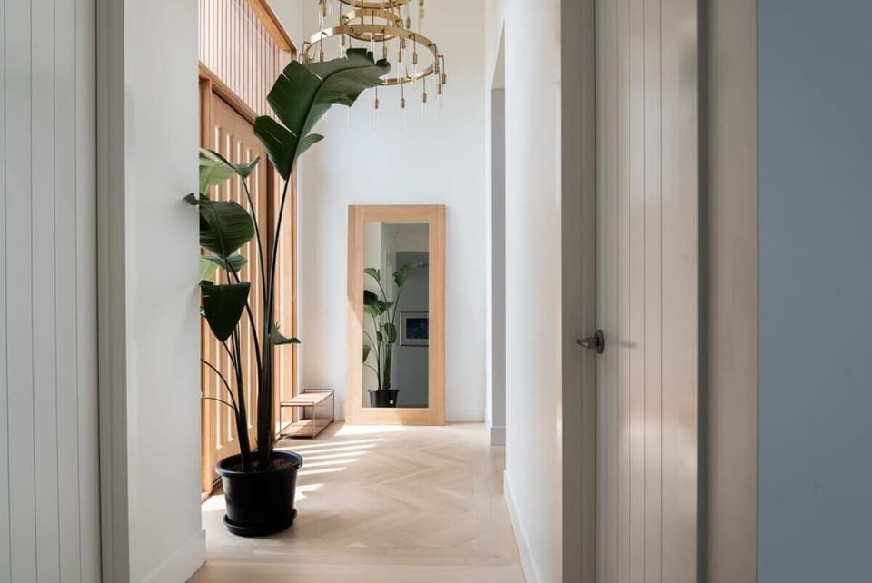 Want to feel like you have stepped into an architecture magazine? Define it by walking on this side.