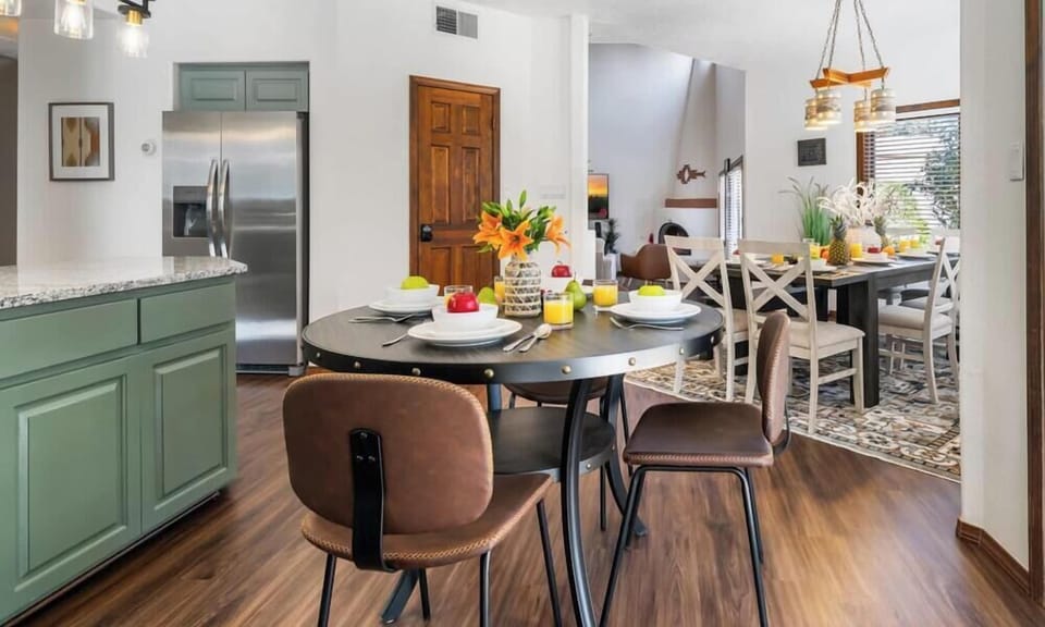 "Charming Modern Dining Room with Rustic Touches – Perfect for Cozy Family Breakfasts"