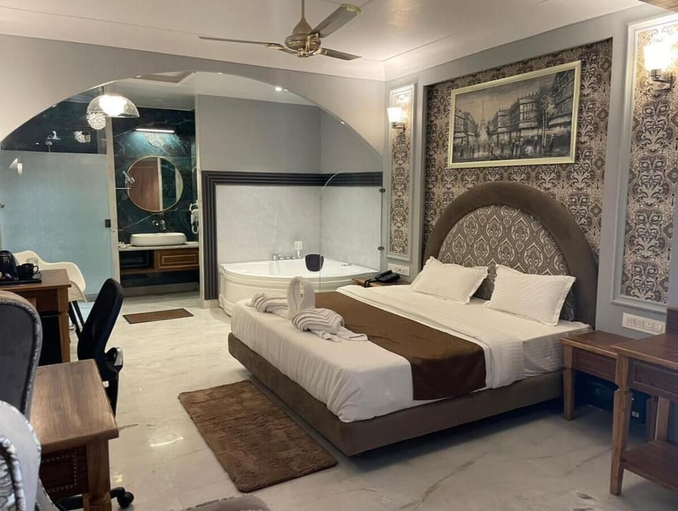 Royal Room | Egyptian cotton sheets, premium bedding, memory foam beds, in-room safe