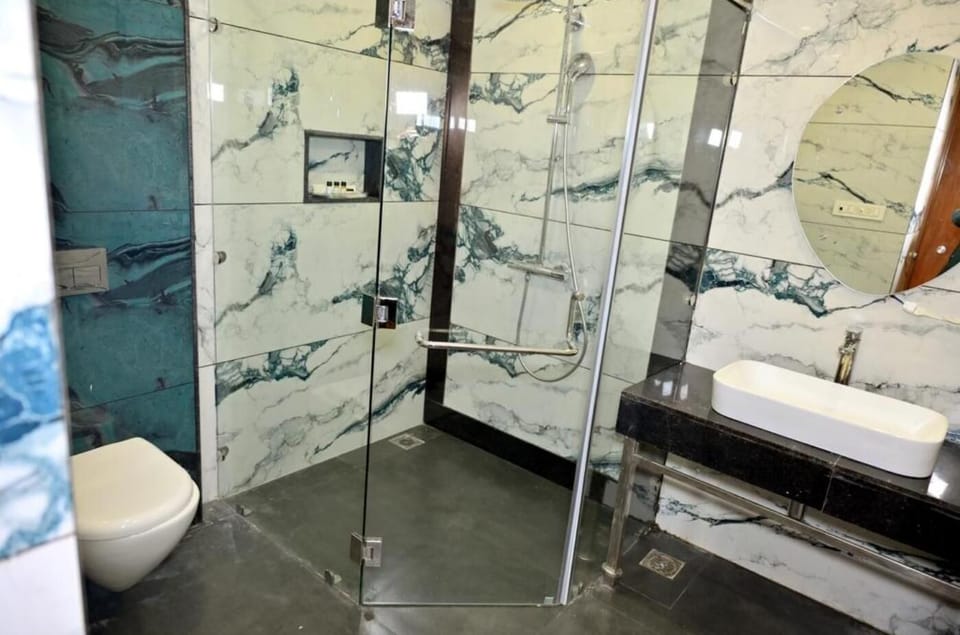 Presidential Room | Bathroom | Rainfall showerhead, bathrobes, towels, soap