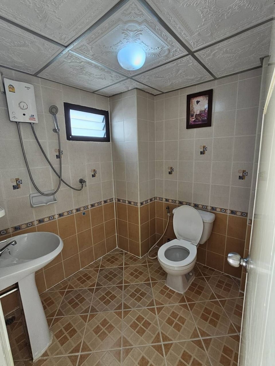 Standard Room | Bathroom | Shower, towels