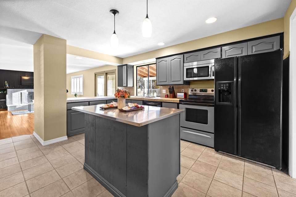 Spacious Kitchen with Full Amenitiess