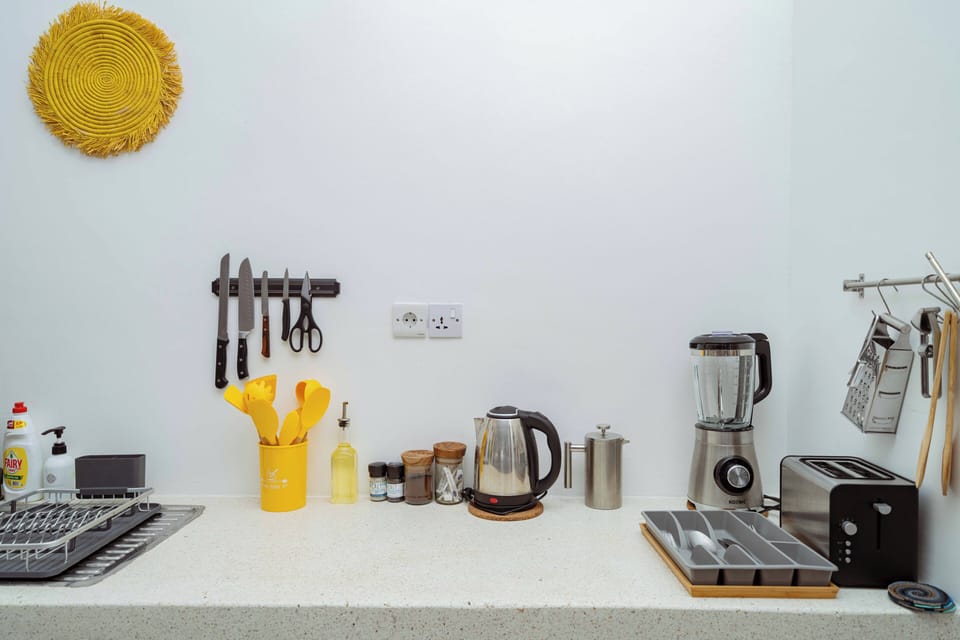 Fridge, oven, coffee/tea maker, electric kettle