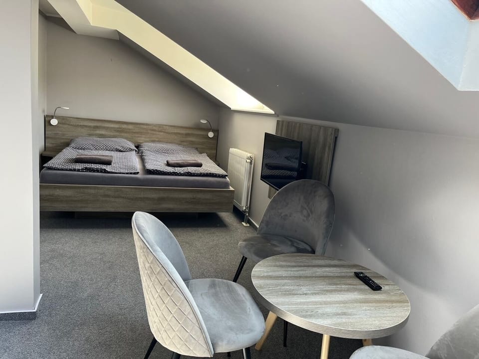 Basic Triple Room | Desk, laptop workspace, free WiFi, bed sheets