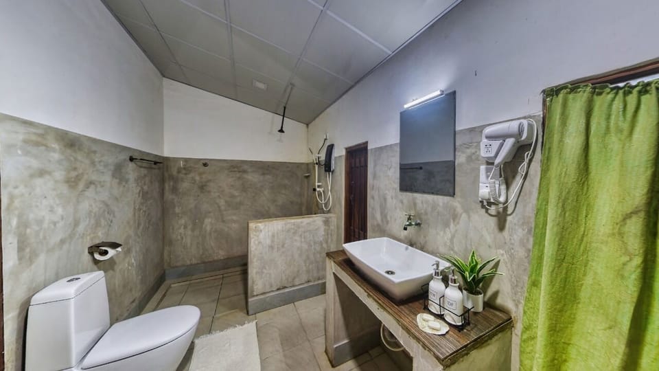 Standard Triple Room | Desk, free WiFi, bed sheets
