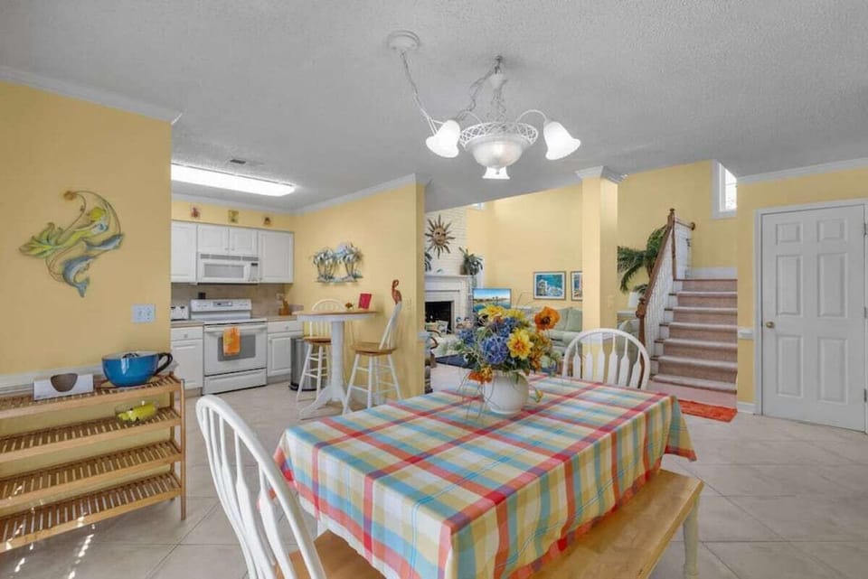 Gather around in the inviting dining area, perfect for enjoying meals together. With plenty of space, it’s ideal for family dinners or catching up with friends.