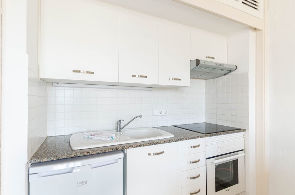 Standard Apartment, 1 Bedroom, Balcony | Private kitchen | Electric kettle