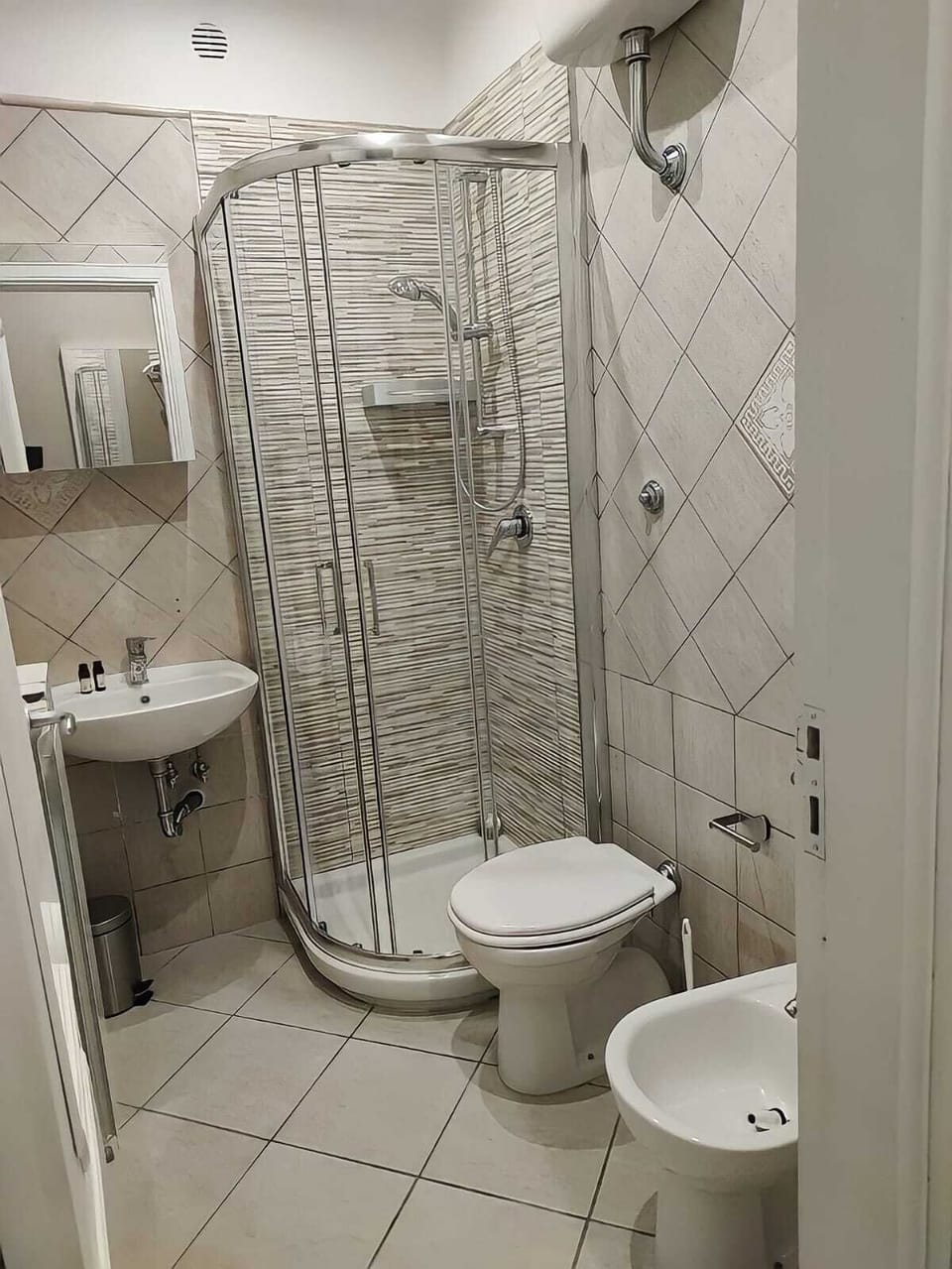 Classic Room, Non Smoking, Garden View | Bathroom | Shower, rainfall showerhead, hair dryer, bathrobes