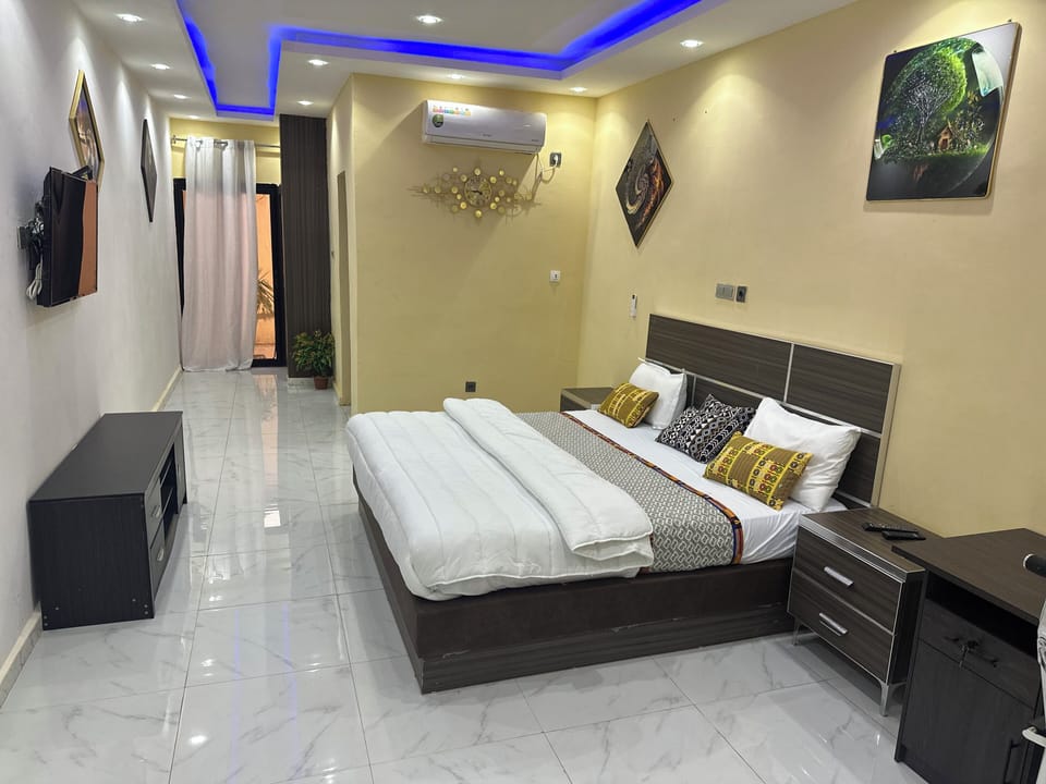 Standard Bungalow, 1 Queen Bed, Garden View | Premium bedding, Select Comfort beds, desk, blackout drapes