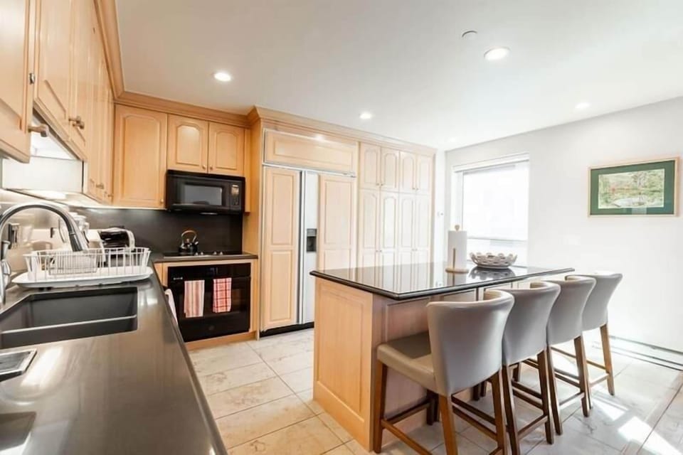 Condo, 6 Bedrooms | Private kitchen | Fridge, oven, coffee/tea maker, toaster