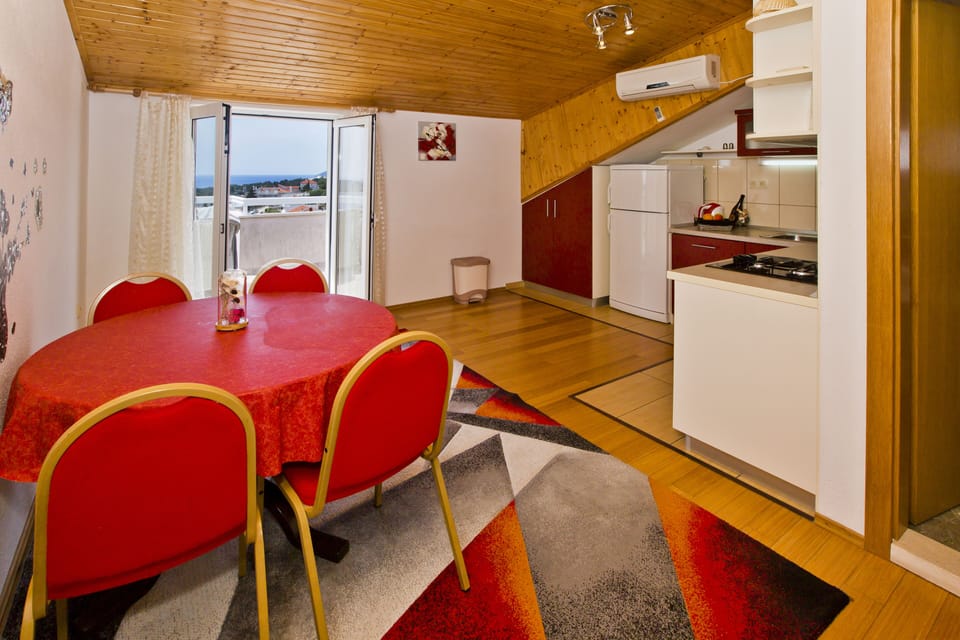 Deluxe Apartment, Sea View | Private kitchen