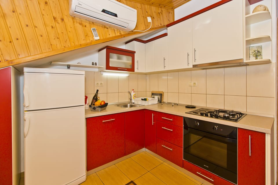 Deluxe Apartment, Sea View | Private kitchen