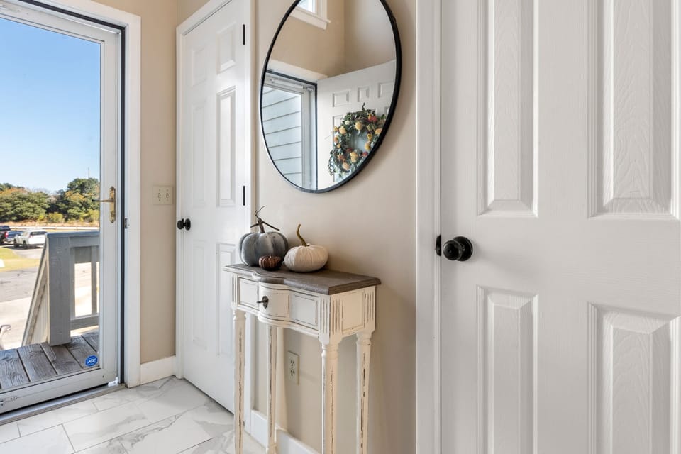ML03: Island Time | Mid Level Foyer