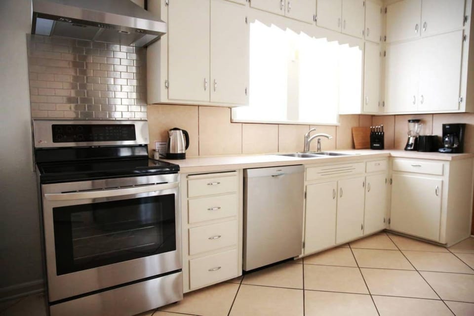 House | 3 bedrooms, iron/ironing board, Internet