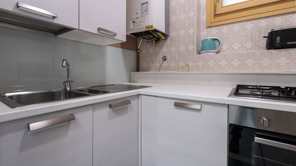 Apartment (2 Bedrooms) | Private kitchen | Microwave, oven