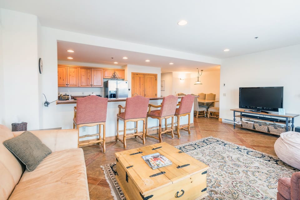 Condo, 1 Bedroom | Living area