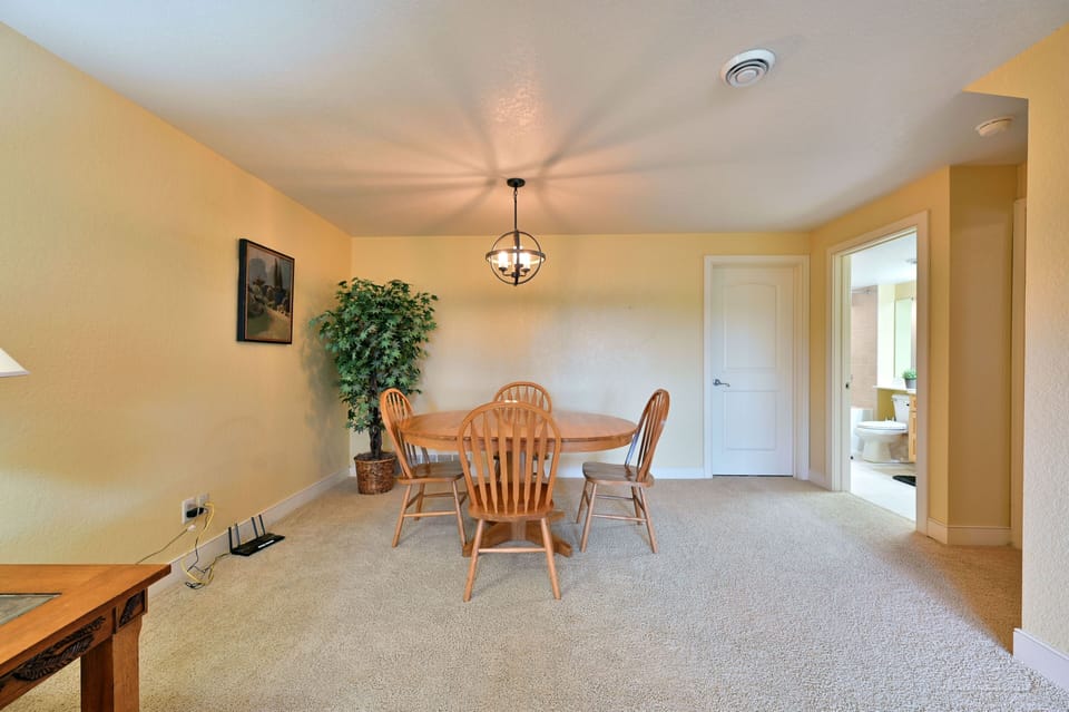 Condo, 2 Bedrooms | Dining
