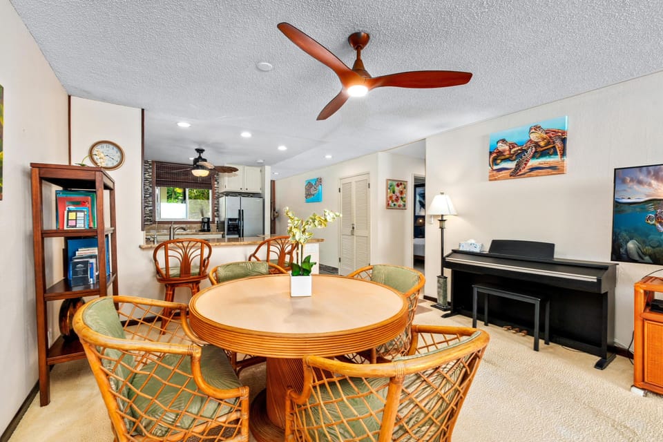 Condo, 2 Bedrooms | Dining