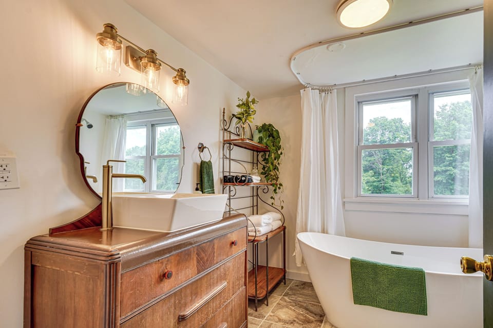 Full Bathroom | Towels Provided | 2nd Floor