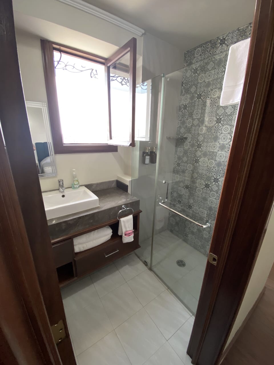Junior Room | Bathroom | Free toiletries, hair dryer