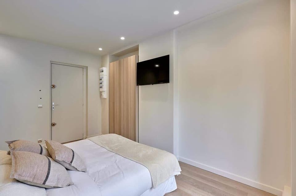Chambre climatisée avec lit queen size et smart TV