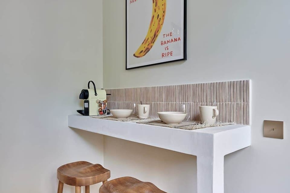 Cuisine entièrement équipée avec espace repas pour 2