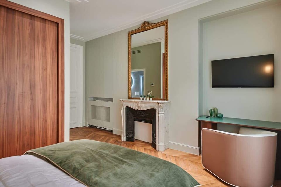 chambre 2 ET COIN BUREAU