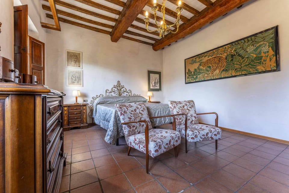 House | 4 bedrooms, iron/ironing board, free WiFi