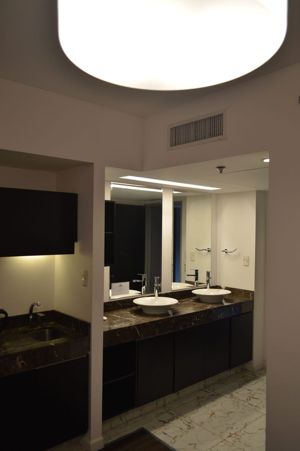 Standard Twin Room | Bathroom | Shower, hair dryer, bidet, towels