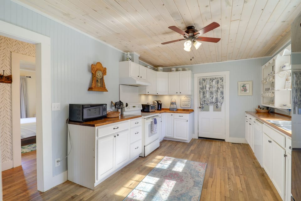 Kitchen | Keurig Coffee Maker w/ Complimentary Coffee | Dishwasher