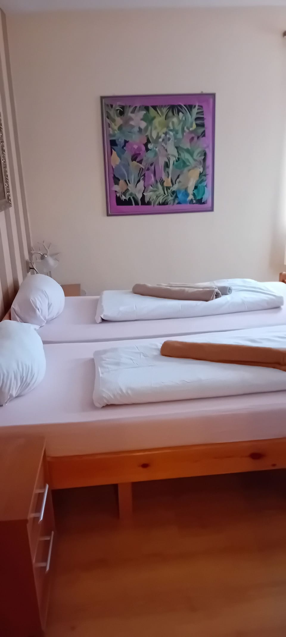 In-room safe, desk, free WiFi