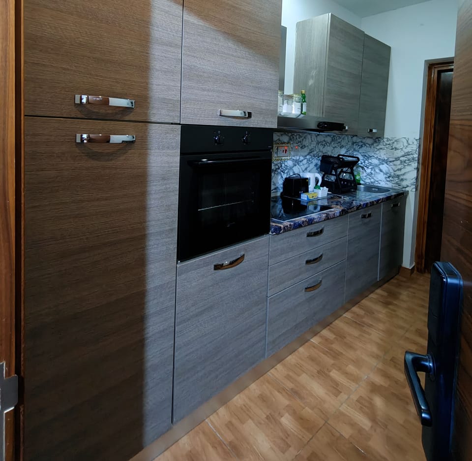 Basic Studio, Partial Sea View | Private kitchen | Microwave