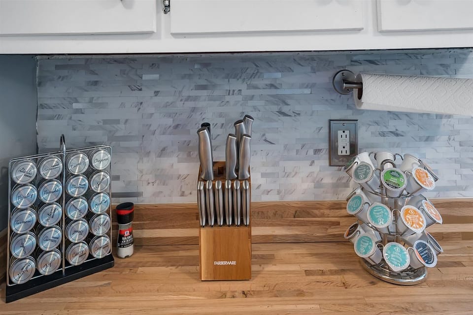 Kcups, cooking spices and knife block