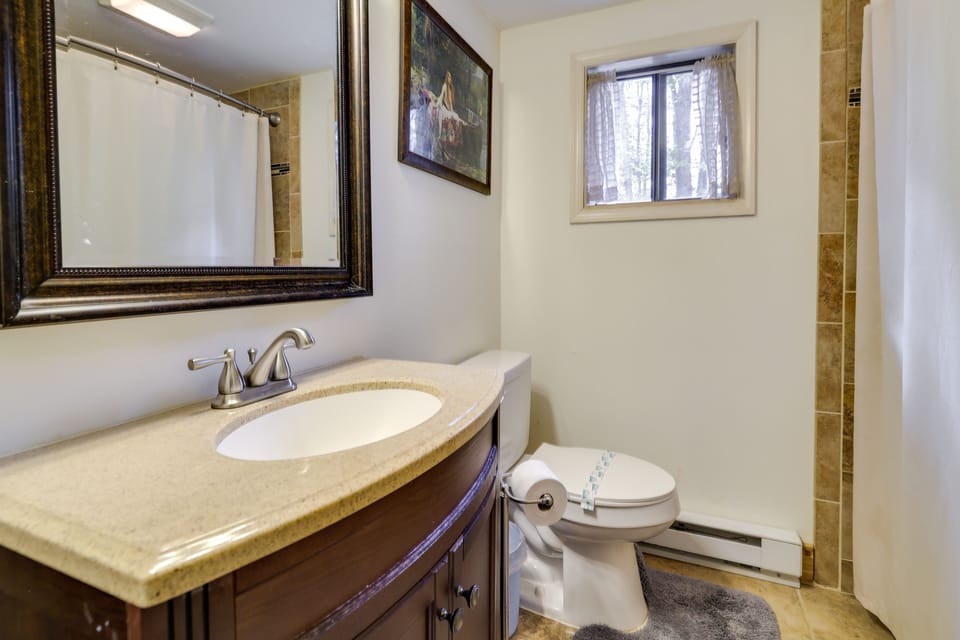 Full Bathroom | 4 Stairs From 1st Floor | Hair Dryer | Towels