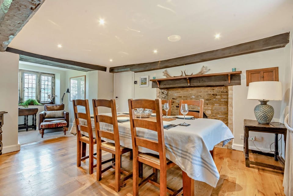 Causeway Cottage Dining Area - StayCotswold