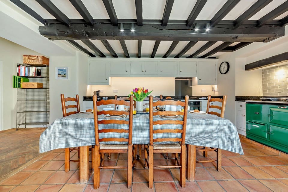 Causeway Cottage Kitchen - StayCotswold