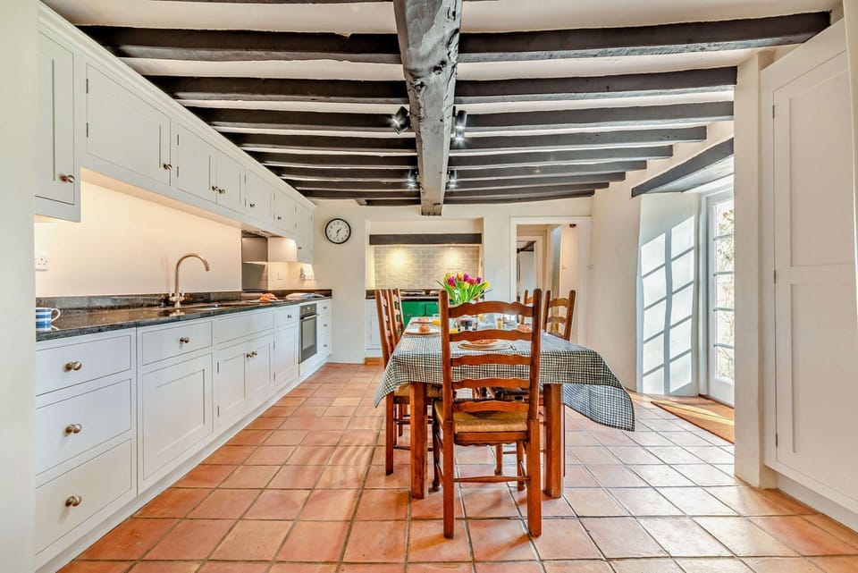 Causeway Cottage Kitchen - StayCotswold
