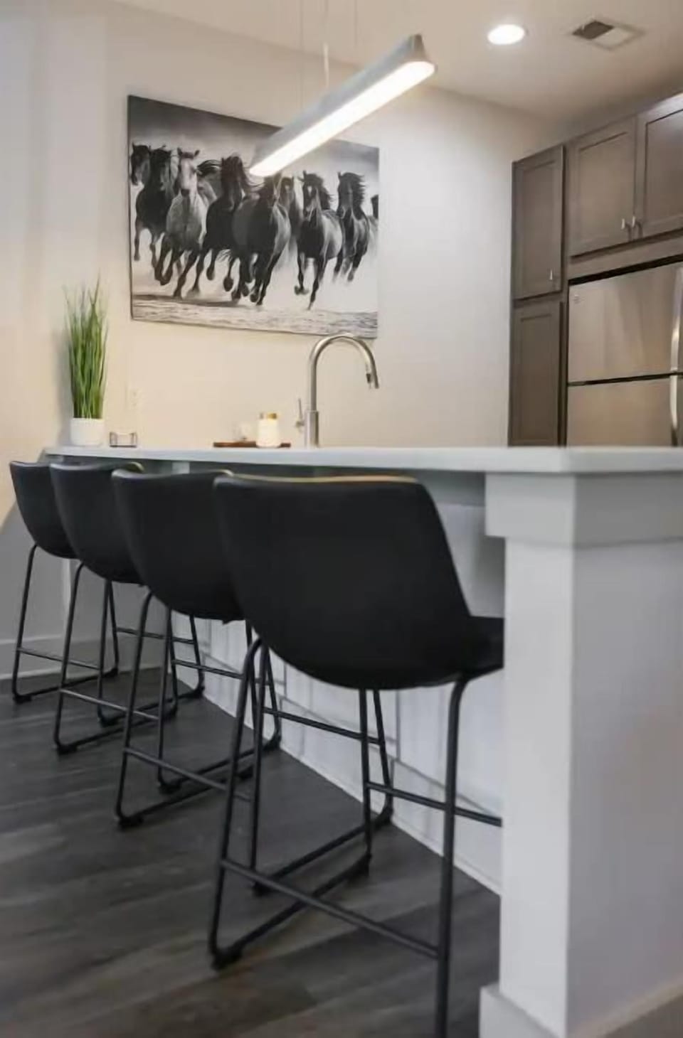 Seating for 4 at the kitchen counter. 
