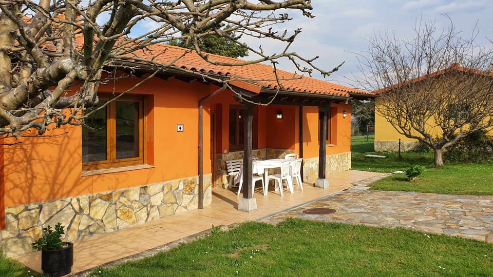 Property building,Facade/entrance,Garden,Garden view