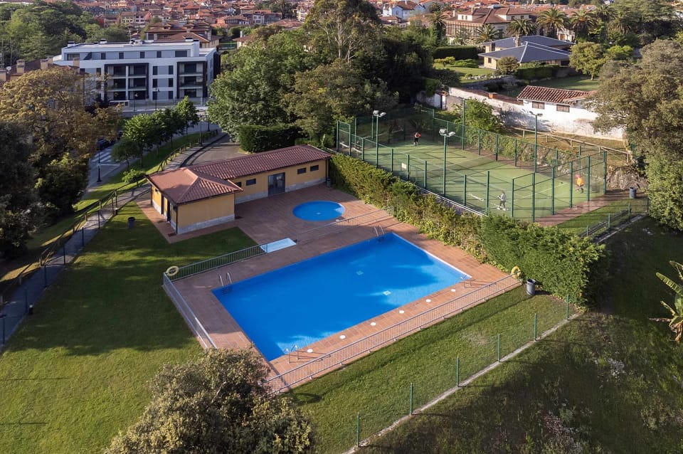 Tennis court,Swimming pool