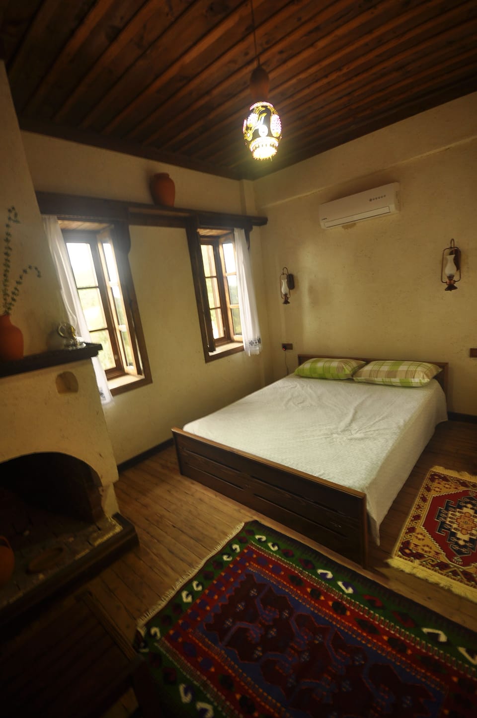 Premium bedding, desk, soundproofing, rollaway beds