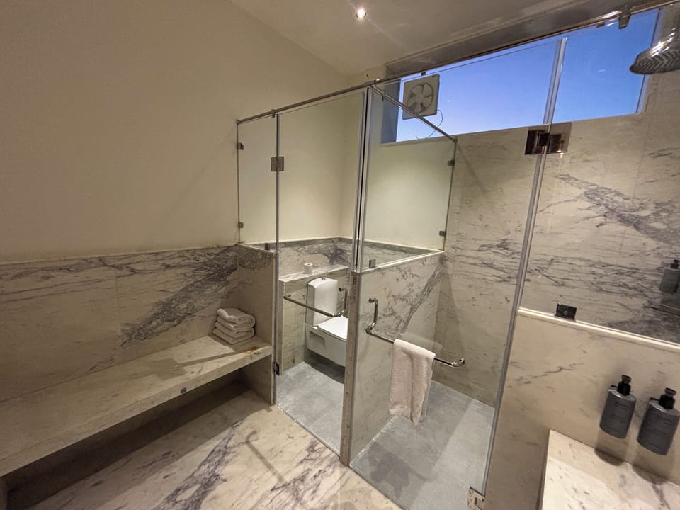 Studio Suite | Bathroom | Shower, free toiletries, hair dryer (on request), bathrobes