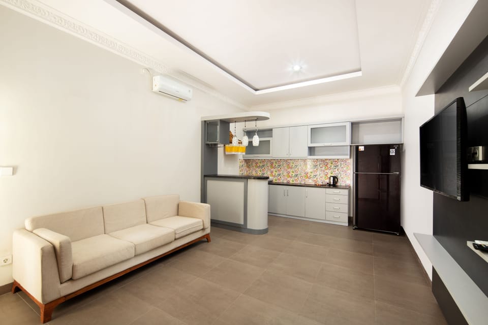 Family Suite | Living area | 32-inch flat-screen TV with satellite channels