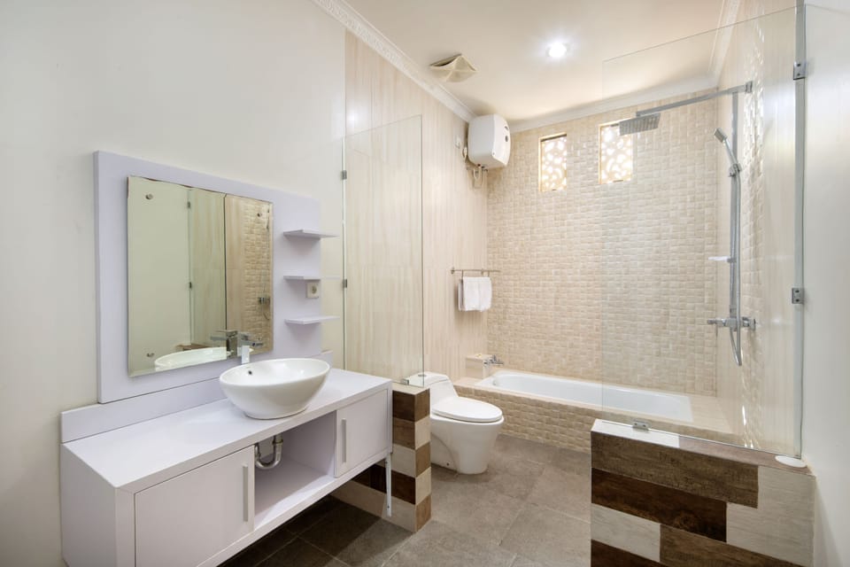 Family Suite | Bathroom | Shower, towels