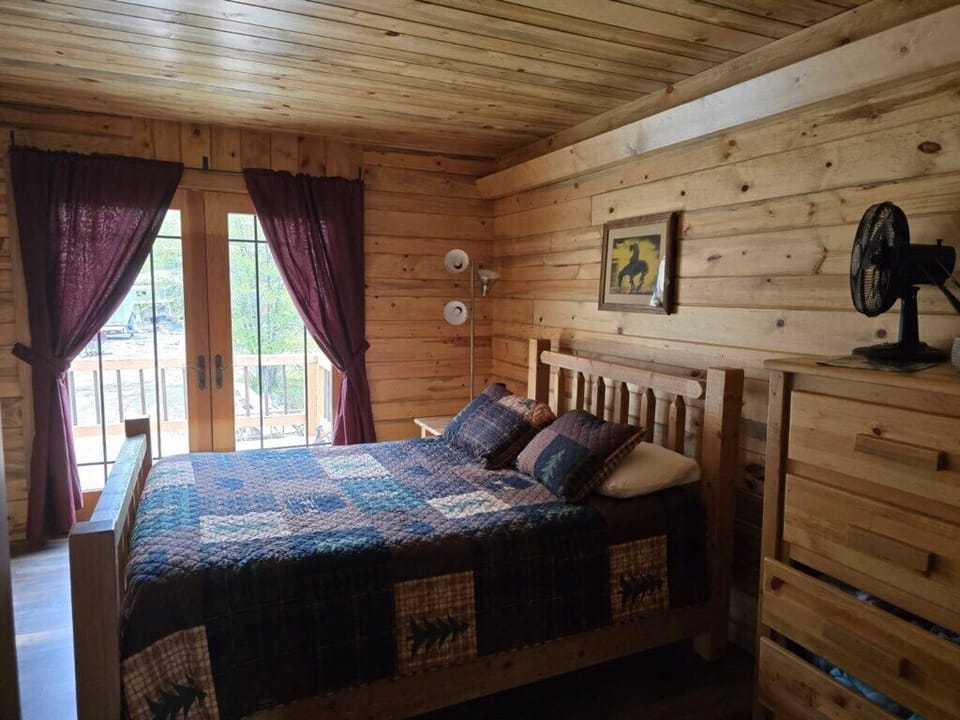 Upstairs Bedroom Queen Bed