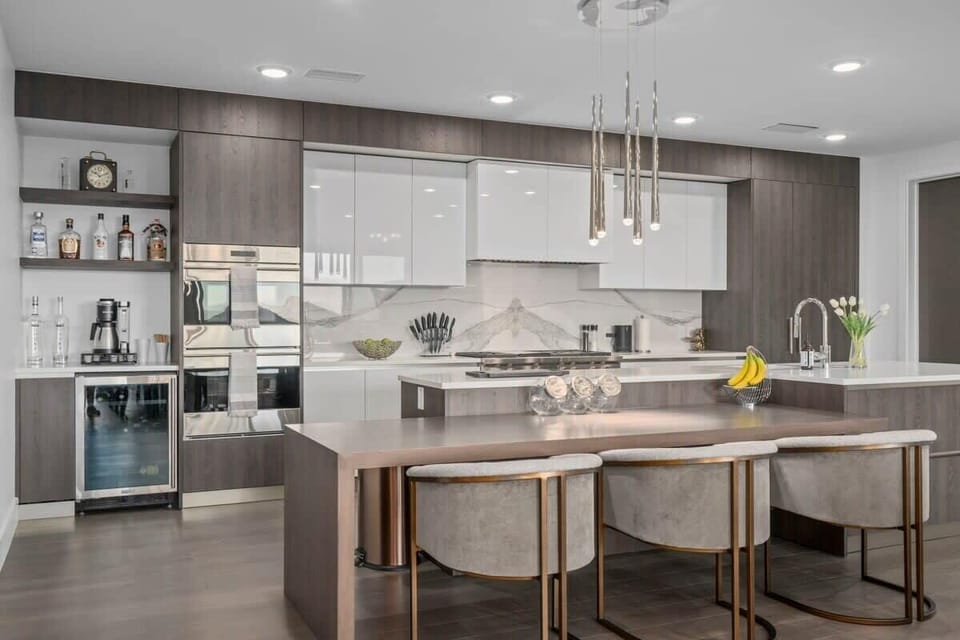 Gourmet kitchen with breakfast bar