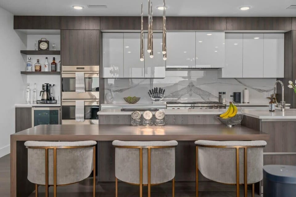 Breakfast bar with seating for 3
